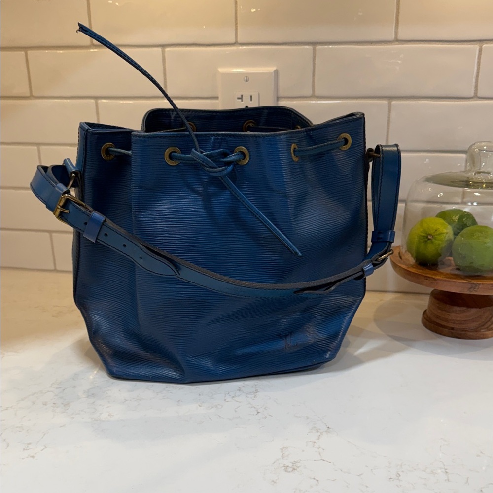 Louis Vuitton vintage EPI bucket bag with COA